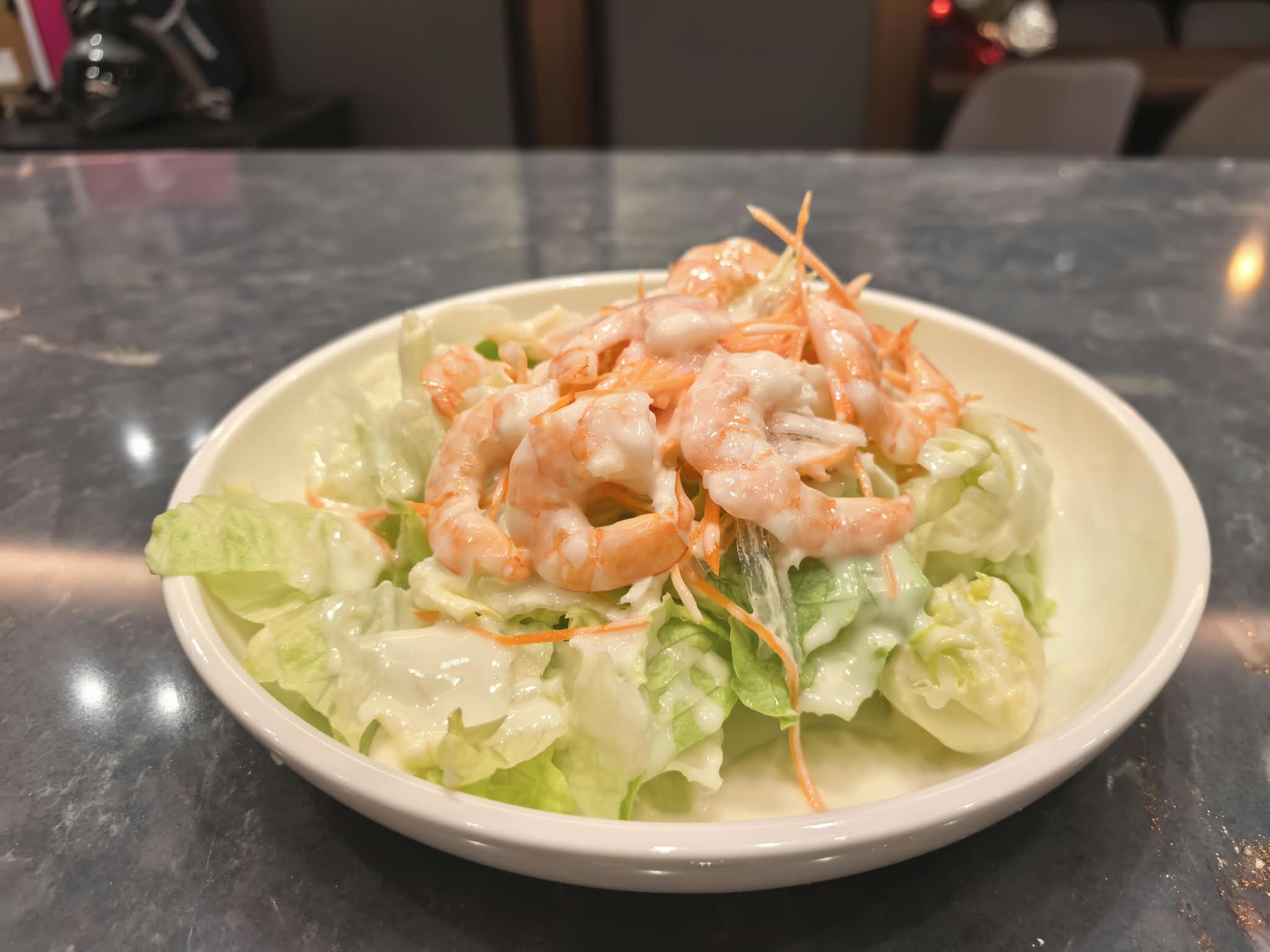 Ensalada de lechuga, zanahoria y gambas con salsa