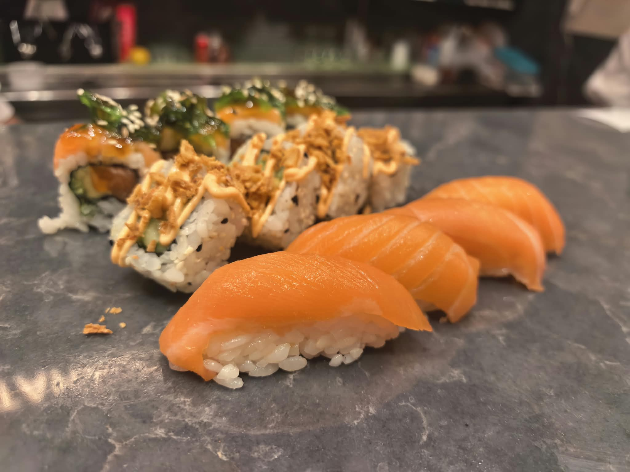 Nigiri de salmón y selección de rolls de sushi