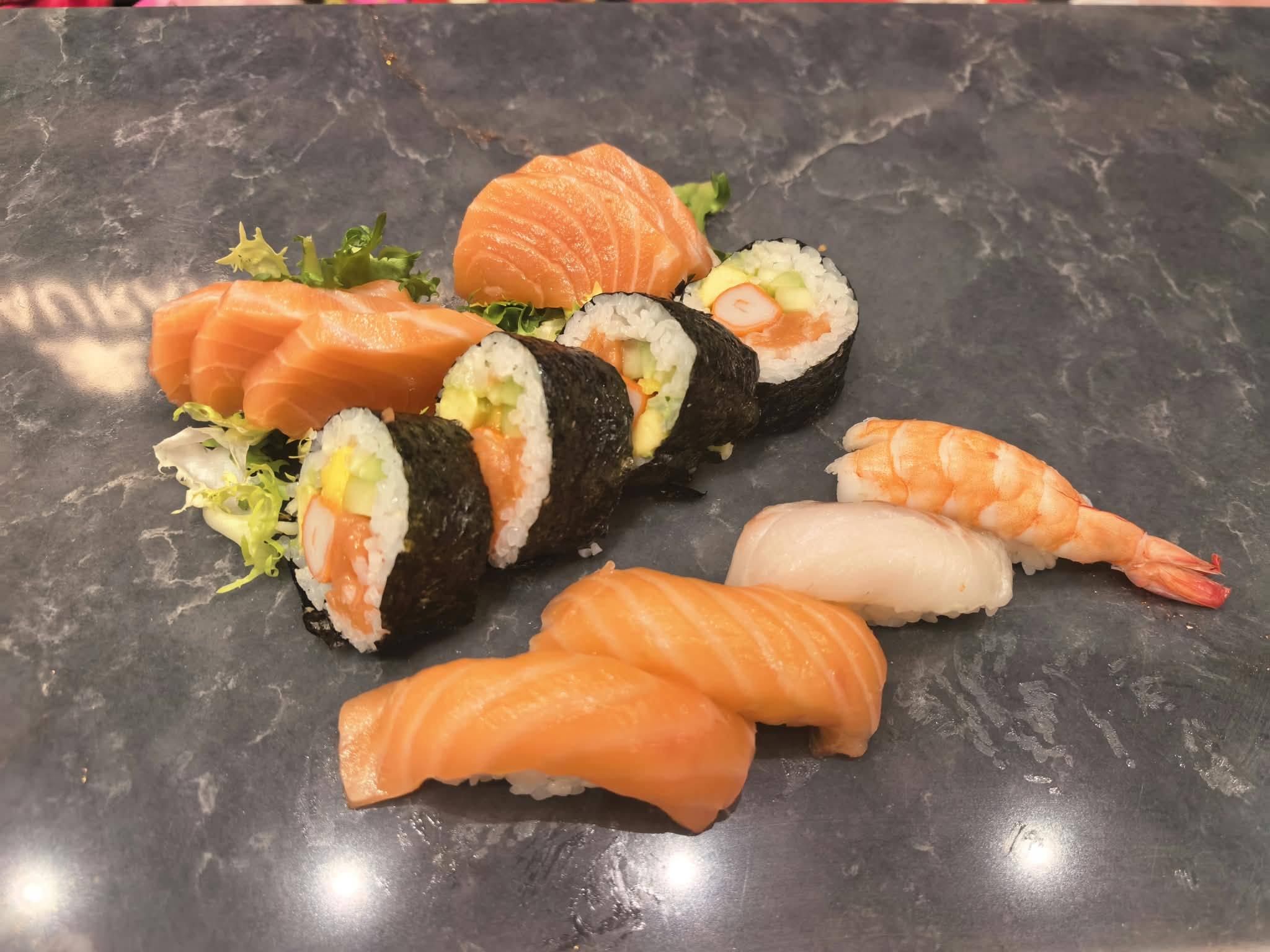 Selección de sashimi, maki y nigiri con salmón y gambas